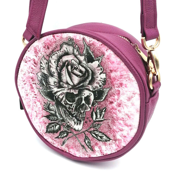 tätowierte handtasche, rund, farbe lila, totenkopf tatto mit rose, lange träger, verstellbare träger, praktisches rundes design