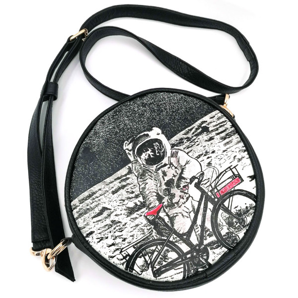 tätowierte handtasche, rund, farbe schwarz, lange träger, verstellbare träger, praktisches rundes design