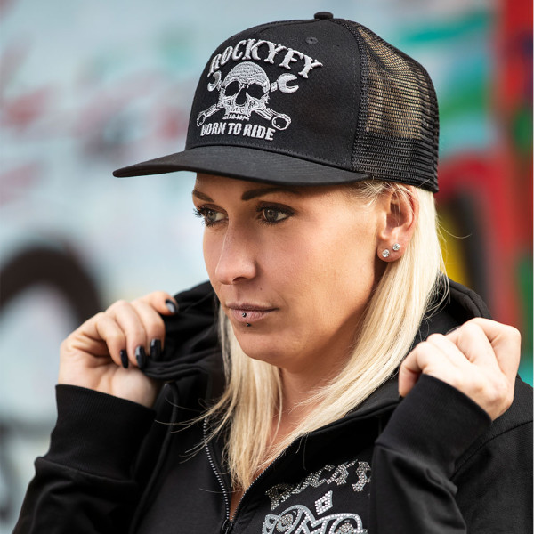 grauer totenkopf trucker cap, trucker cap mit werkzeug, trucker cap mit luftigem netz, trucker cap mit 3D stick, größenverstellbare trucker cap, graues trucker cap, trucker cap mit totenkopf, trucker cap mit werkzeugmotiv, luftiges netz trucker cap, truck