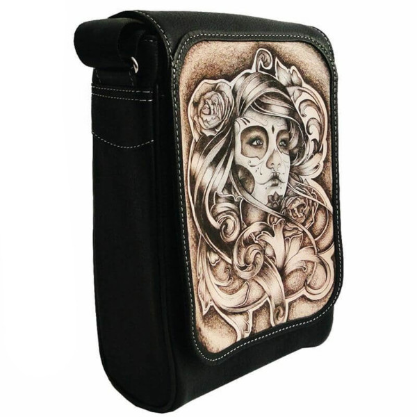 schwarze tätowierte leder tasche, crossbodybag, separate innentaschen & außentaschen, tattoo taschen männer & frauen